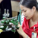 Vietnamilaiset vaatetehtaan työntekijät ahkeroivat muotivaatteita Ho Chi Minhissä myös Suomen markkinoille. Tehtaan omistajat ovat hongkongilaisia.