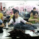 Vietnamilaiset vaatetehtaan työntekijät ahkeroivat muotivaatteita Ho Chi Minhissä myös Suomen markkinoille. Tehtaan omistajat ovat hongkongilaisia.