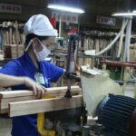 Puutarhakalusteita pohjoismaisille markkinoille valmistetaan Ho Chi Minhissä Vietnamissa brasilialaisesta eukalyptus-puusta.