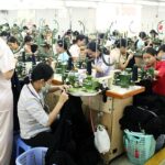 Vietnamilaiset vaatetehtaan työntekijät ahkeroivat muotivaatteita Ho Chi Minhissä myös Suomen markkinoille. Tehtaan omistajat ovat hongkongilaisia.