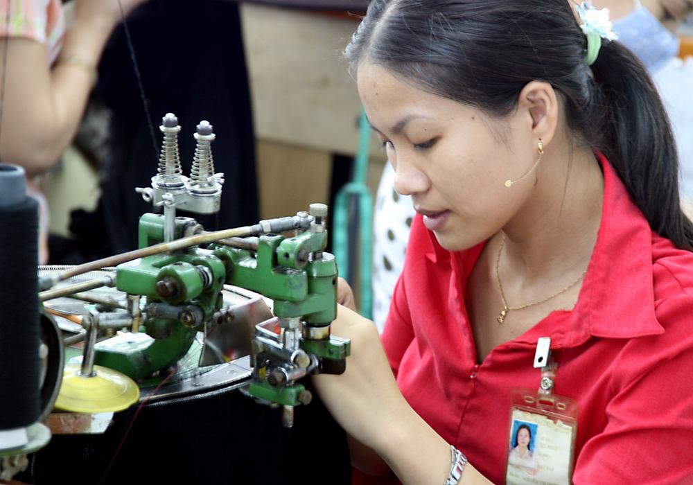 Vietnamilaiset vaatetehtaan työntekijät ahkeroivat muotivaatteita Ho Chi Minhissä myös Suomen markkinoille. Tehtaan omistajat ovat hongkongilaisia.