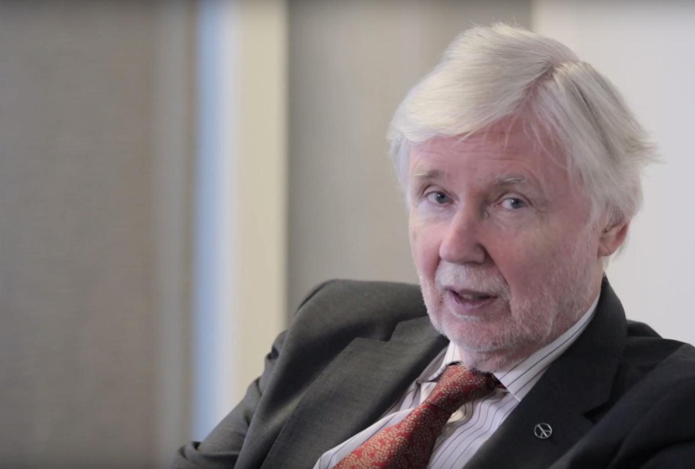 Erkki Tuomioja on kansanedustaja, historioitsija ja tietokirjailija.