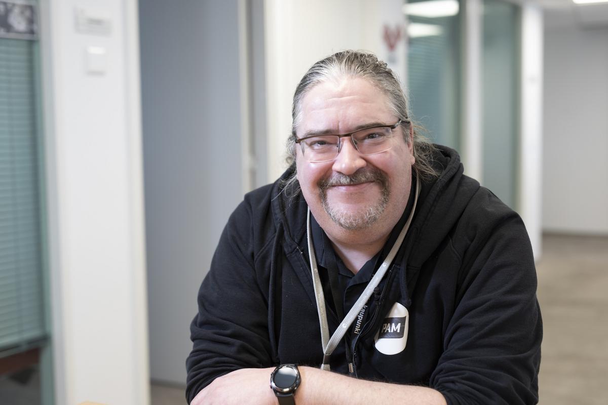 Kenneth Lindström, jonka taustalla käytävänäkymää toimistolta.