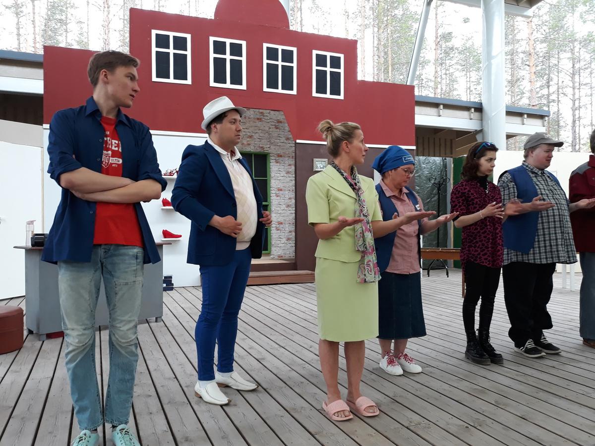 Näyttelijöitä harjoittelemassa kesäteatterin lavalla.