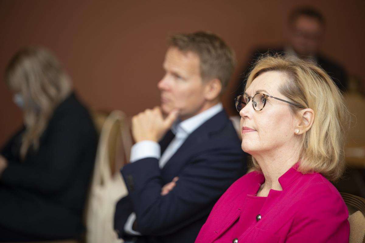 Tuula Haatainen yleisön joukossa seuraamassa seminaaria.