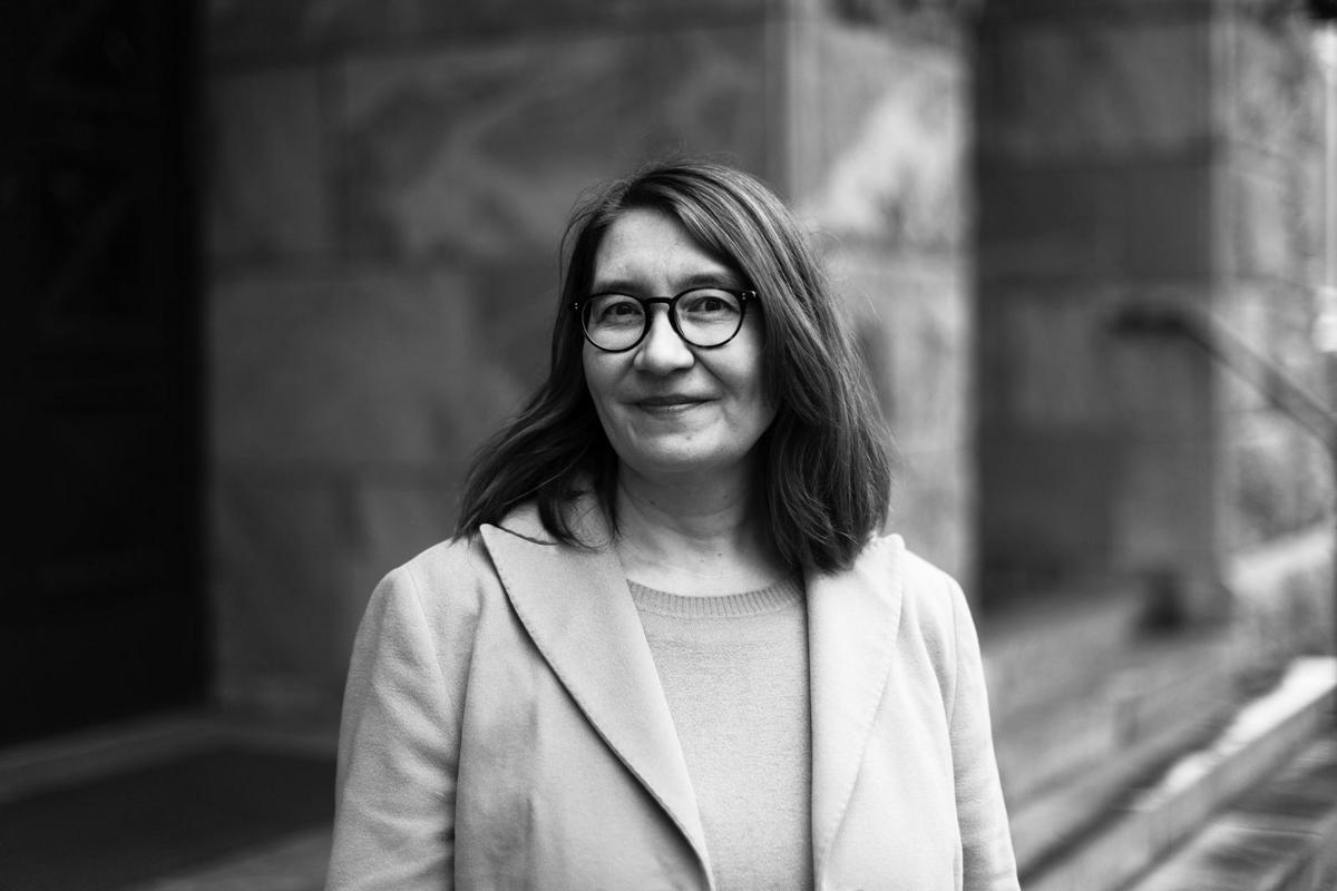 Katri Söder kivirakennuksen edustalla.