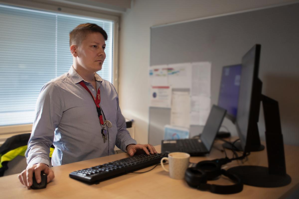 Sami Sompio työskentelee tietokoneella pöydän ääressä toimistossa.