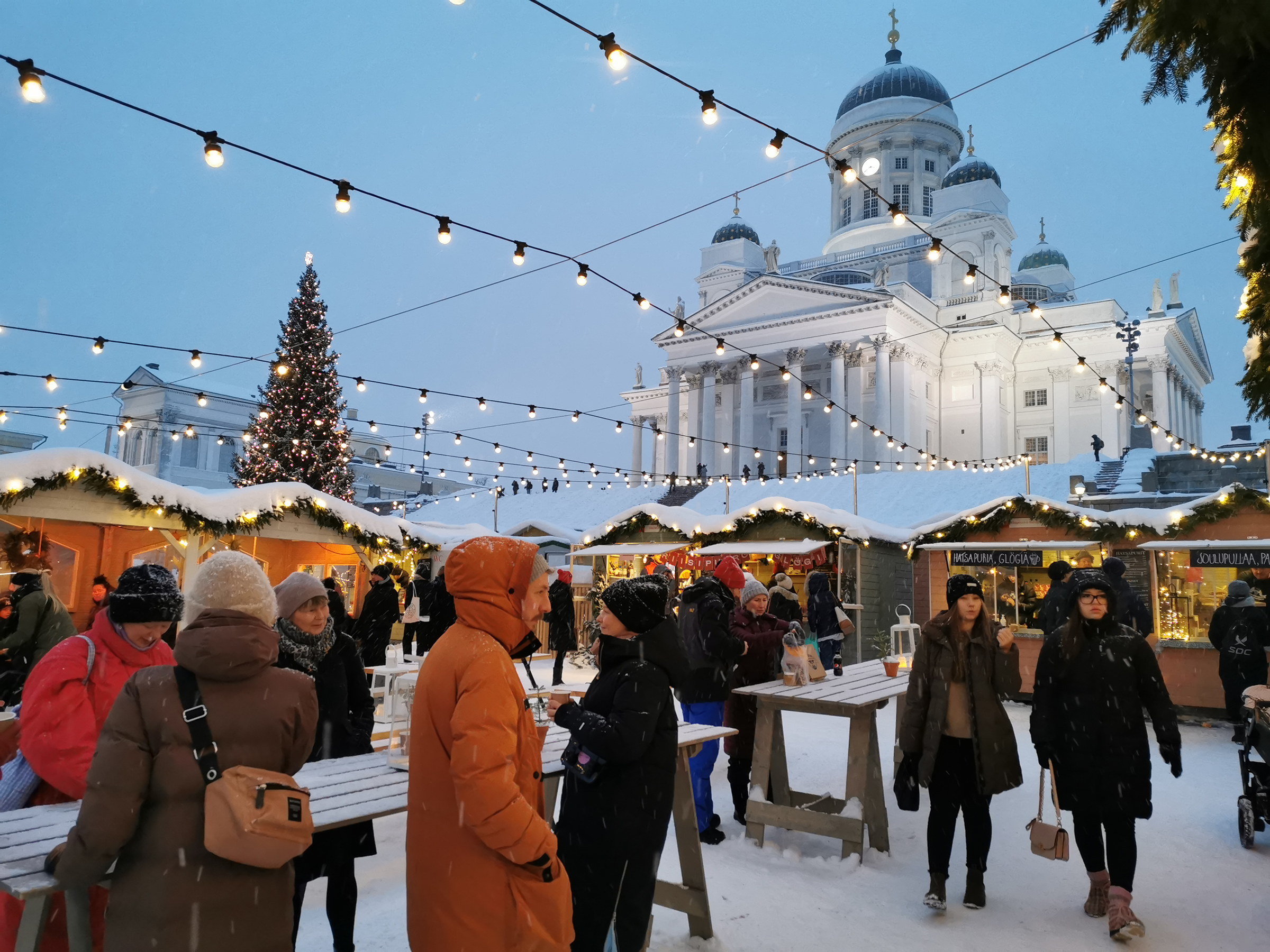 Ihmisiä Tuomaan markkinoilla Helsingissä.