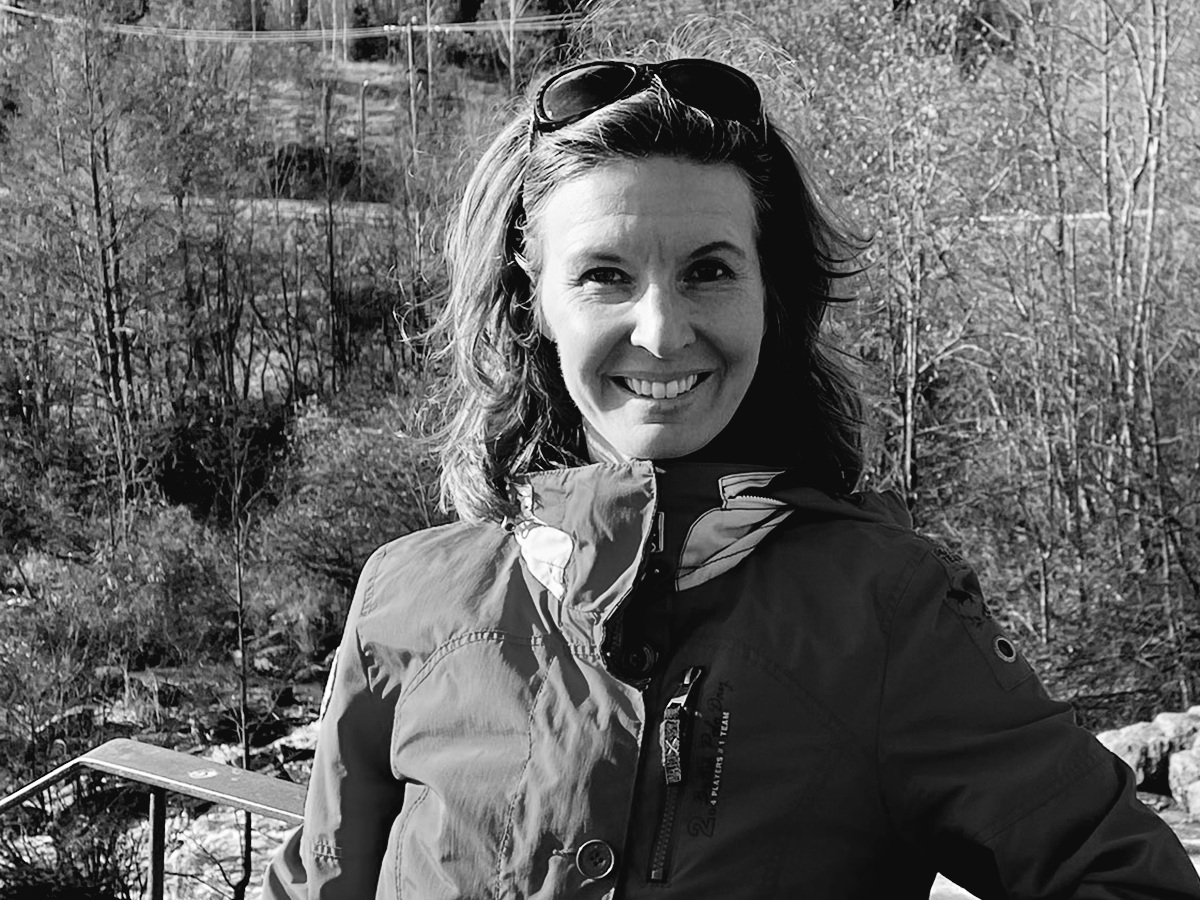 Laura Ventä, jonka taustalla syksyistä luontoa.