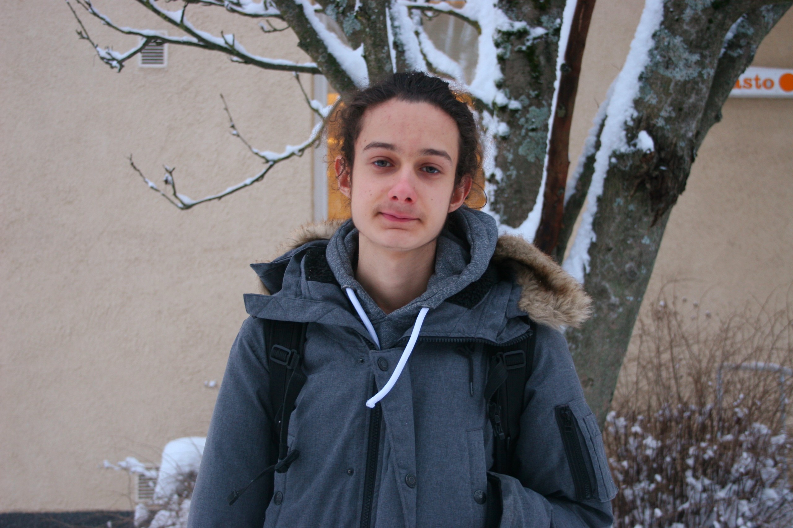 Taavi Petrell talvisen kadun varrella.