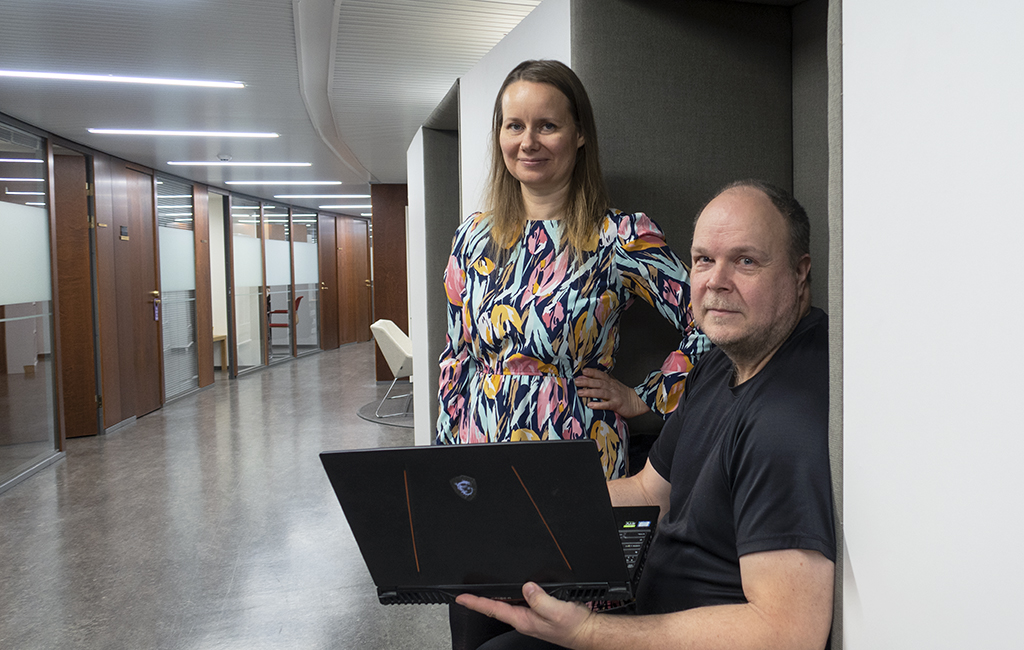 Kuvassa ovat Inari Juntumaa ja Mika Ukkonen.