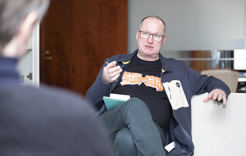 Puolivartalokuvassa Ari Näätsaari.