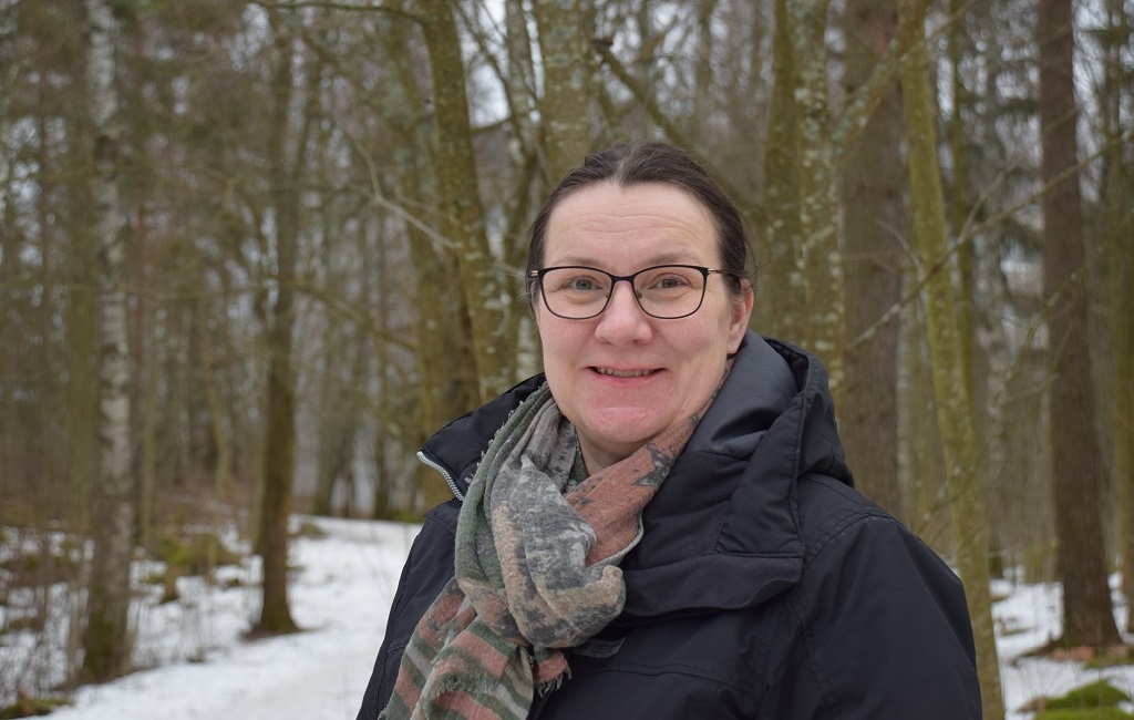 Puolivartalokuva Elina Haarmasta.