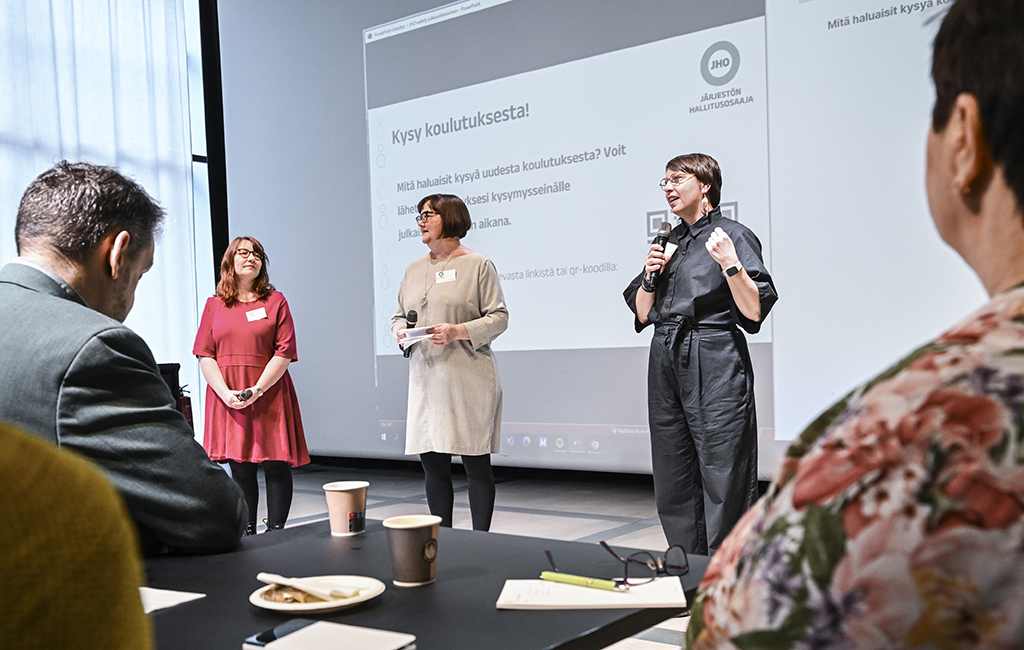 Kolmen opintokeskuksen rehtorit yleisön edessä pitämässä puheenvuoroa koulutuksen lanseeraustilaisuudessa.