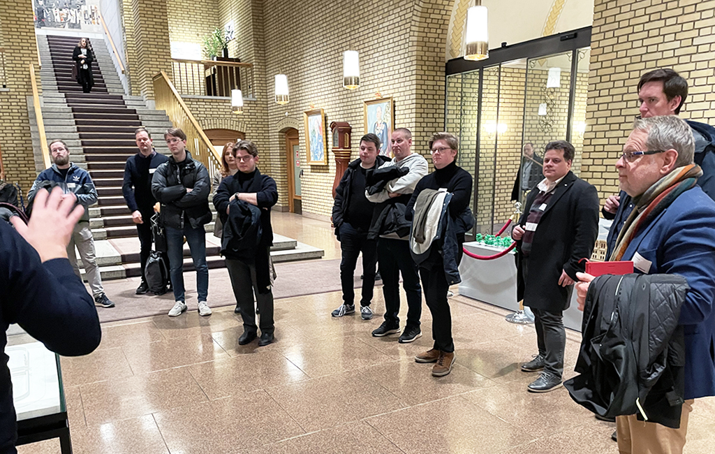 Joukko Nordenskolanin osallistujia kuuntelee opasta.