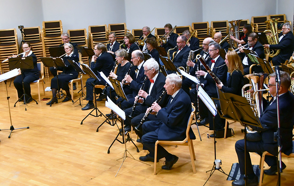 Puhelinorkesteri esiintyy.