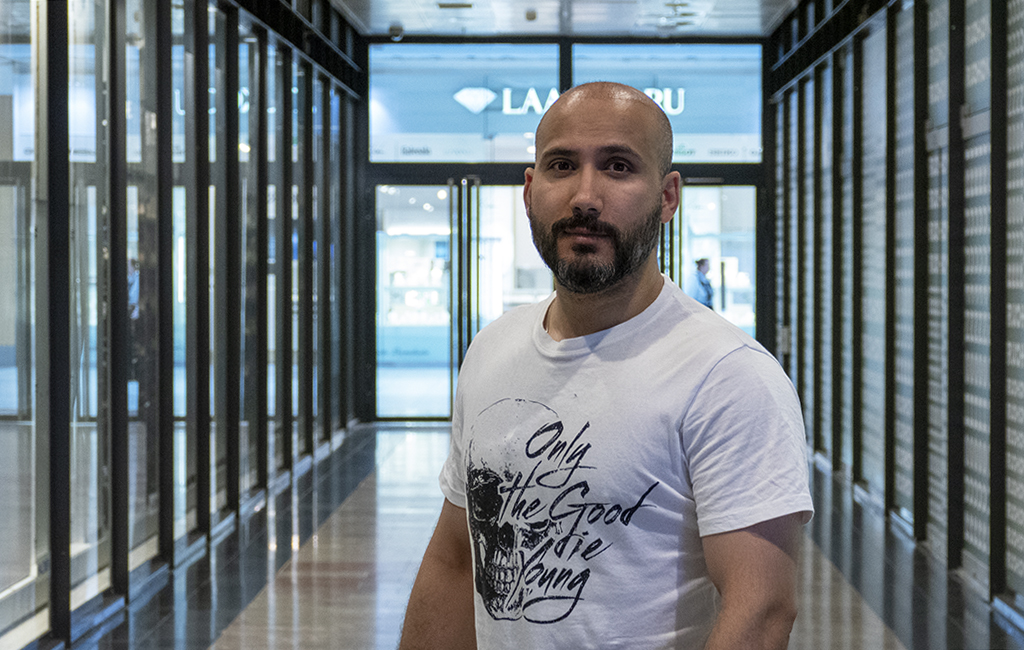 Layth Talib Abdullah ostoskeskuksen käytävällä.