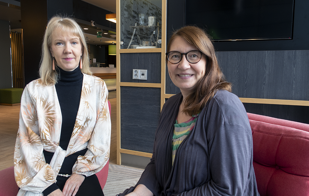 Kukka-Maaria Vuorikoski ja Katri Söder istuvat penkillä.