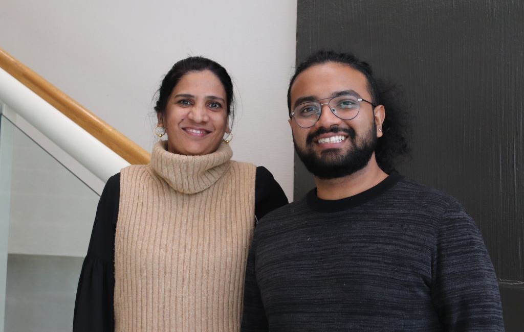 Nainen ja mies nojaavat seinää vasten.