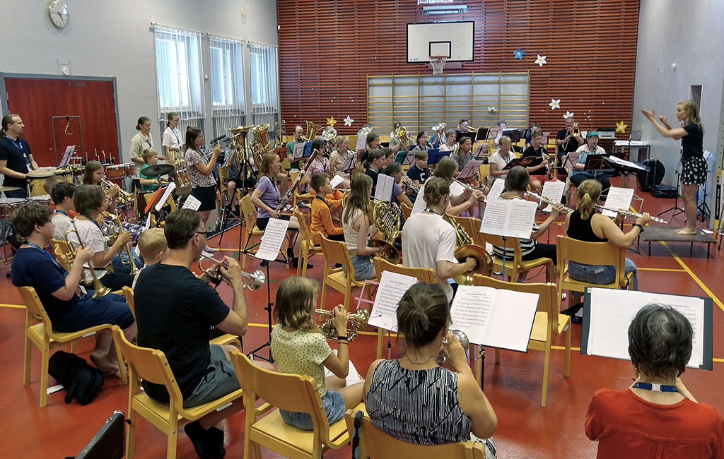 Orkesteri harjoittelee soittamista.