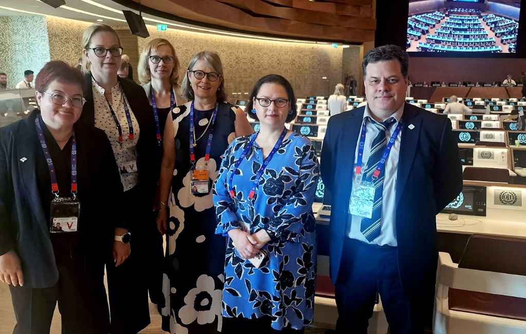 Geneve-koulun suomalaiset osallistujat seisovat rivissä.