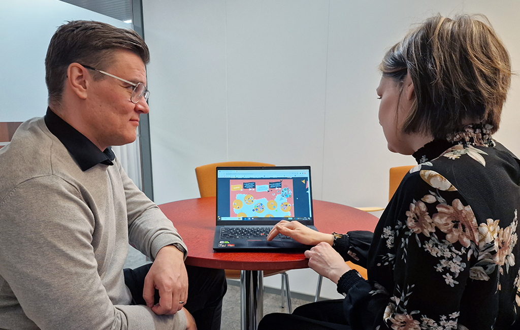 Mies ja nainen katsovat tietokoneruutua.